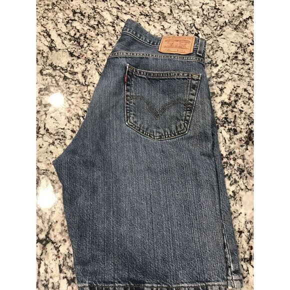 Levi's‎ Men's 505 Regular Fit Denim Jean Shorts Medium Wash Distressed Size 34 - Picture 1 of 8